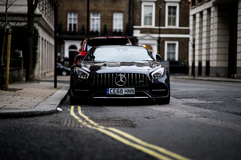 Crni Mercedes Benz na londonskoj ulici