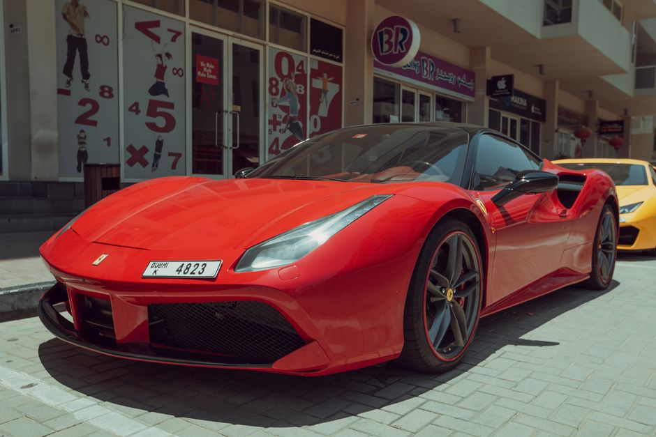 Crveni Ferrari sportski automobil