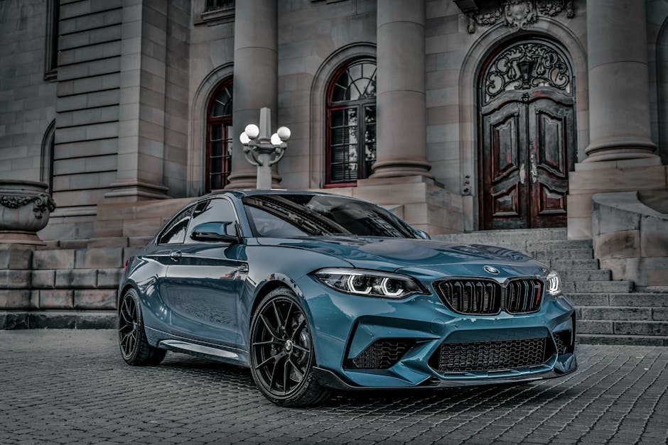 Elegantni BMW M2 ispred zgrade