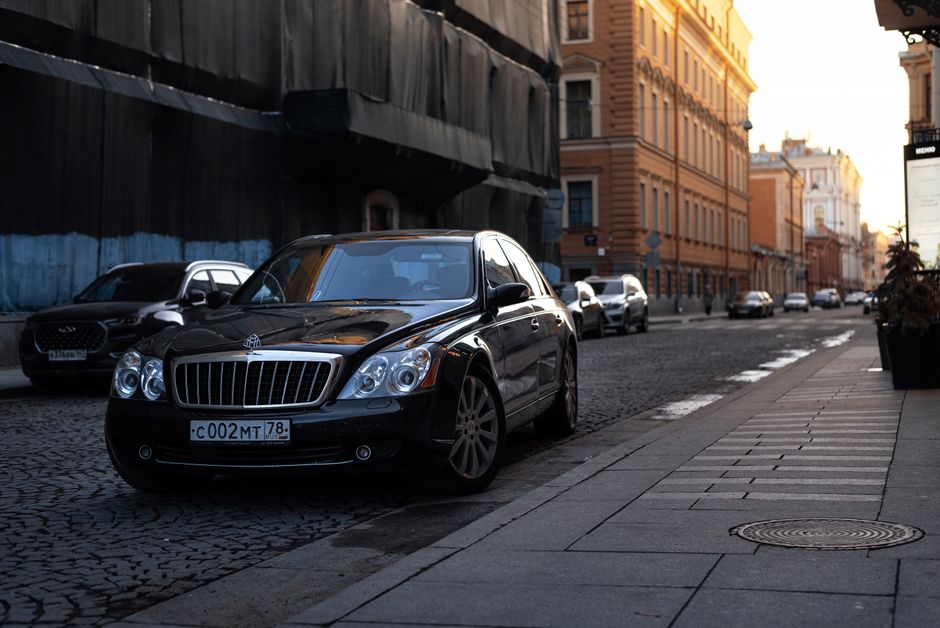 Luksuzni crni automobil na ulici