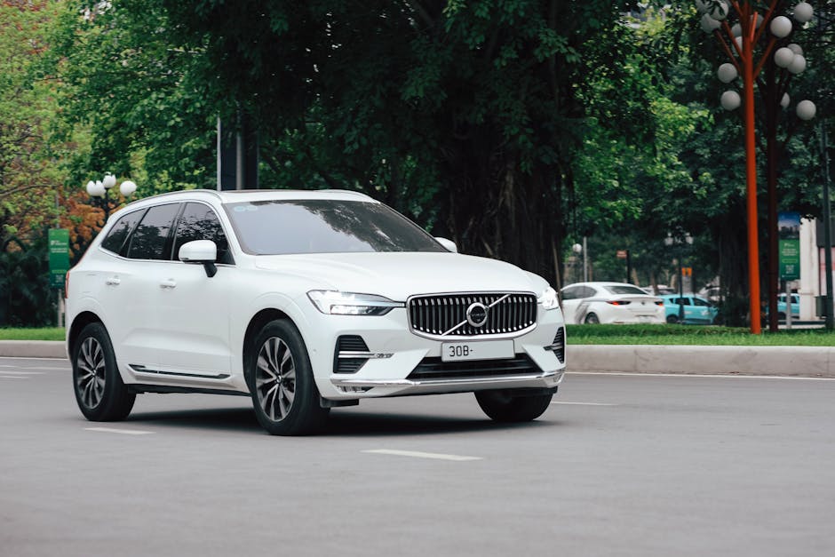 Bijeli SUV na gradskoj cesti