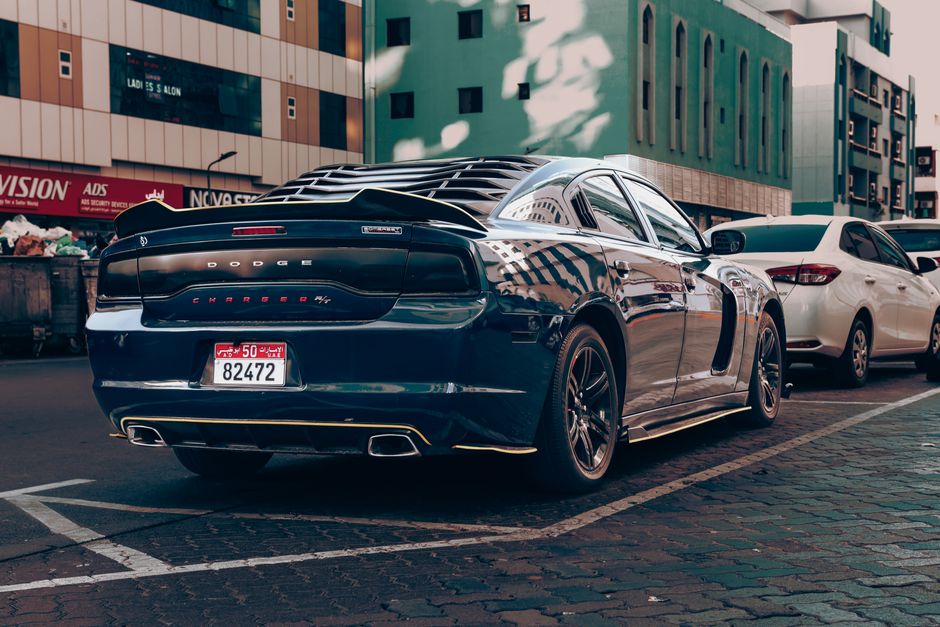 Luksuzni Dodge Charger u urbanom okruženju