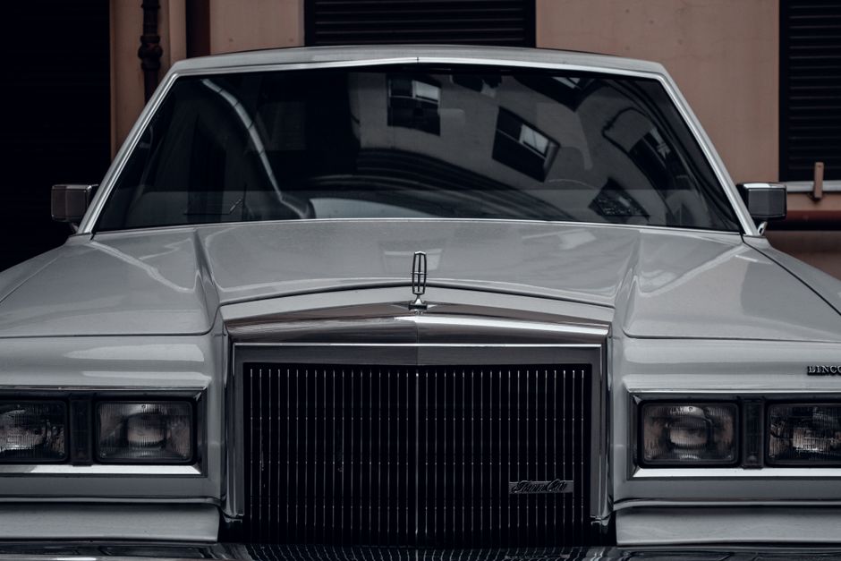 Front view of a classic Lincoln Continental Mark V in silver, showcasing vintage style and elegance.