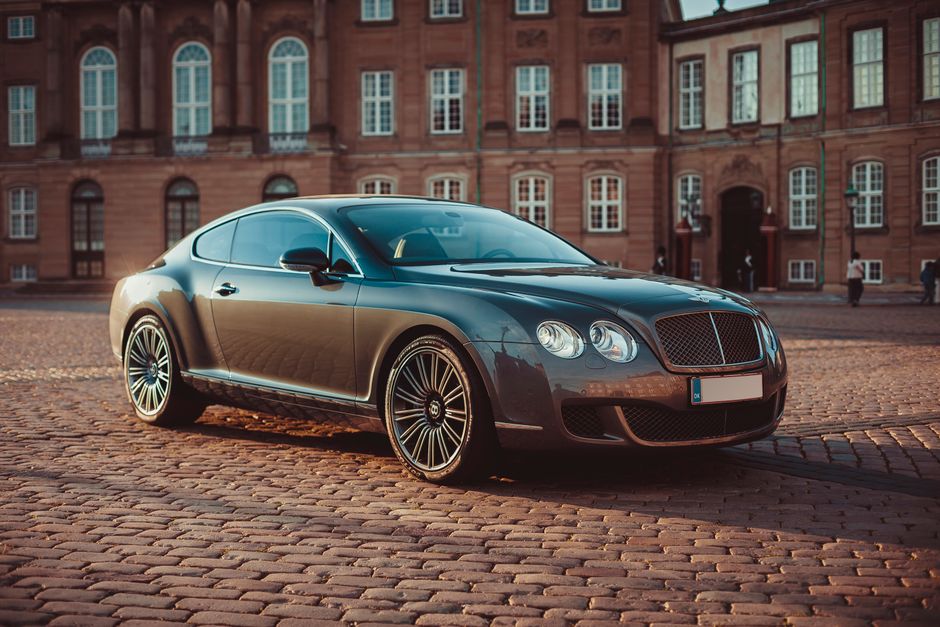 Elegantni Bentley na kaldrmisanoj ulici