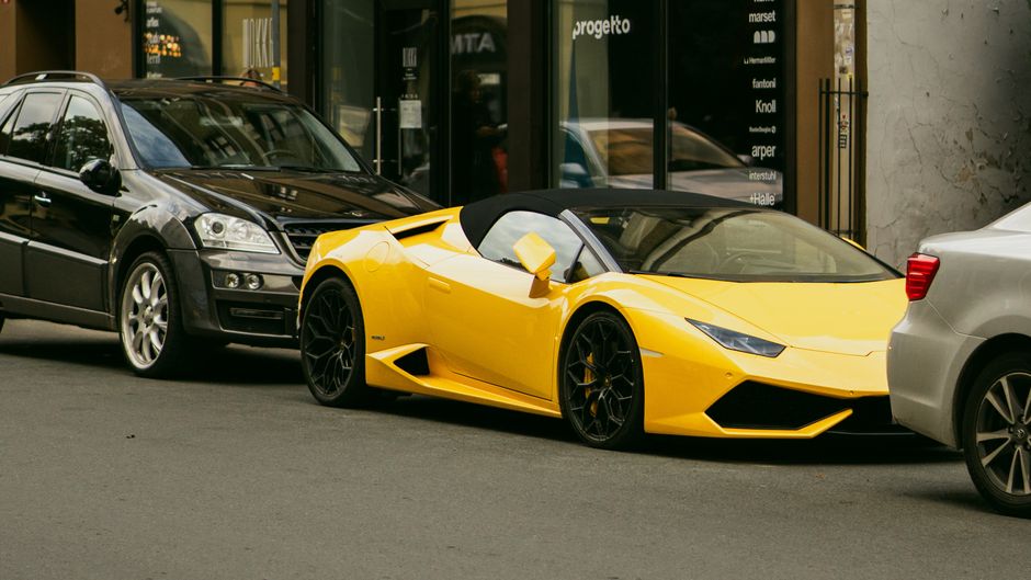 Žuti sportski auto na gradskoj ulici
