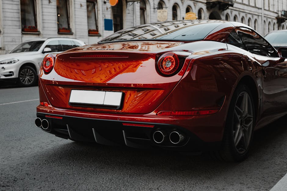 Crveni luksuzni sportski auto u gradu